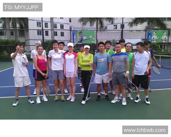 深圳网球队的团队协作之道：如何在赛场上实现完美配合与默契合作